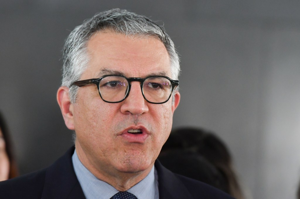 Hospitais privados que colaborarem com SUS terão dívidas e impostos abatidos, diz ministro da Saúde