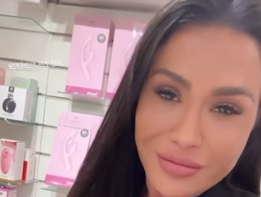 Gracyanne Barbosa visita sex shop e brinca: 'Me mimei'