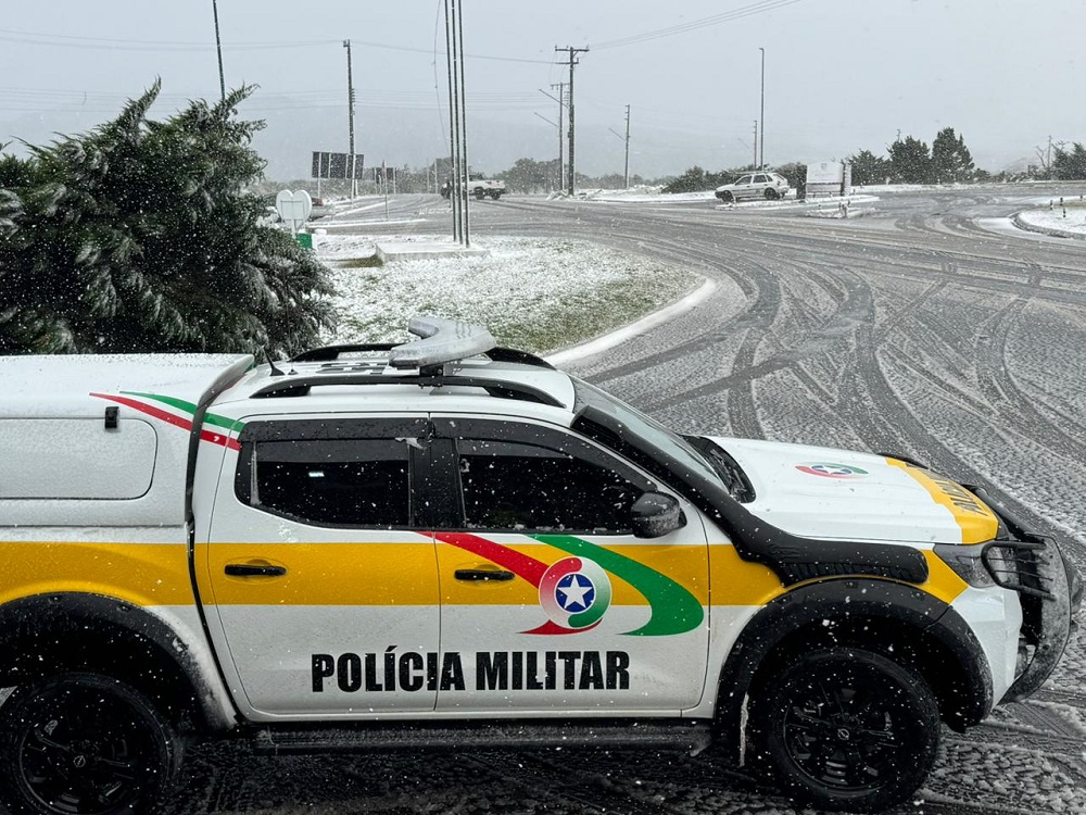 Neve interdita rodovia na Serra do Rio do Rastro em Santa Catarina