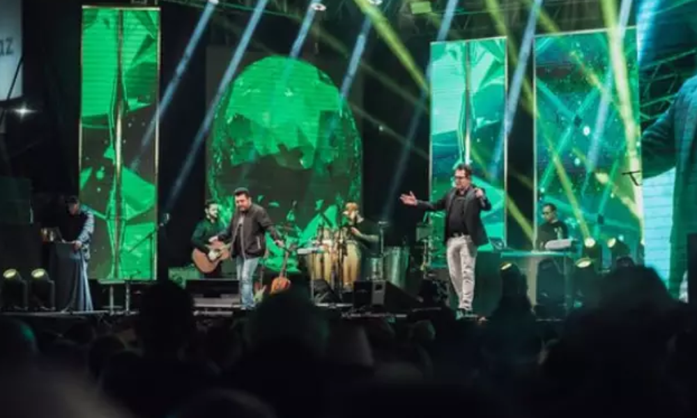 Sertanejo Marrone cai do palco e show é encerrado em GO