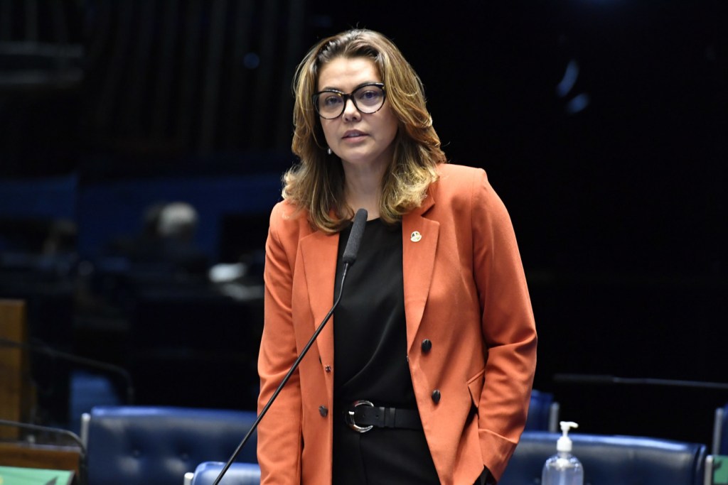 Leila Barros, líder da bancada feminina, diz que não aceitará convocação de Marina Silva para voltar ao Senado