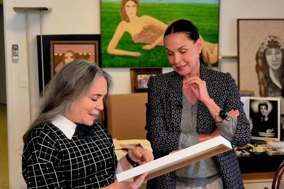 Trecho do reencontro entre Regina Duarte e Carolina Ferraz que será exibido no "Domingo Espetacular"