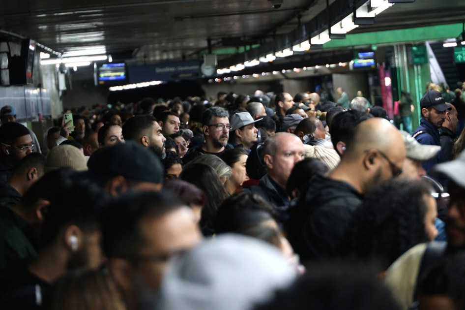 Falha causa lentidão e lotação de passageiros na Estação Sé do Metrô, na região central de São Paulo