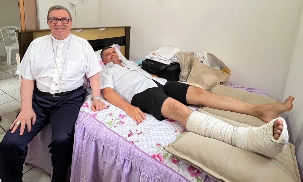 Quem é o padre que estava desaparecido e foi encontrado preso no telhado