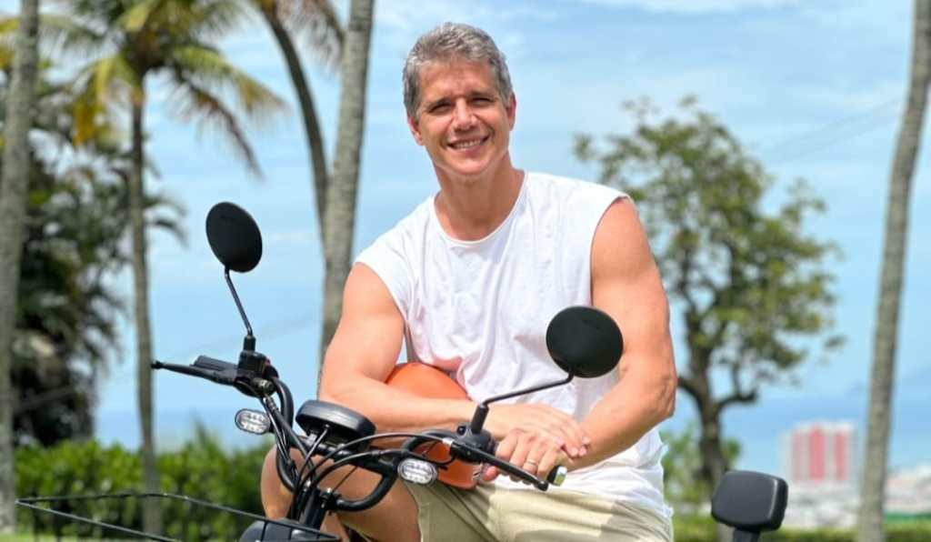 Márcio Garcia exibe corpo em forma aos 55 anos e encanta seguidoras: ‘Continua lindo’