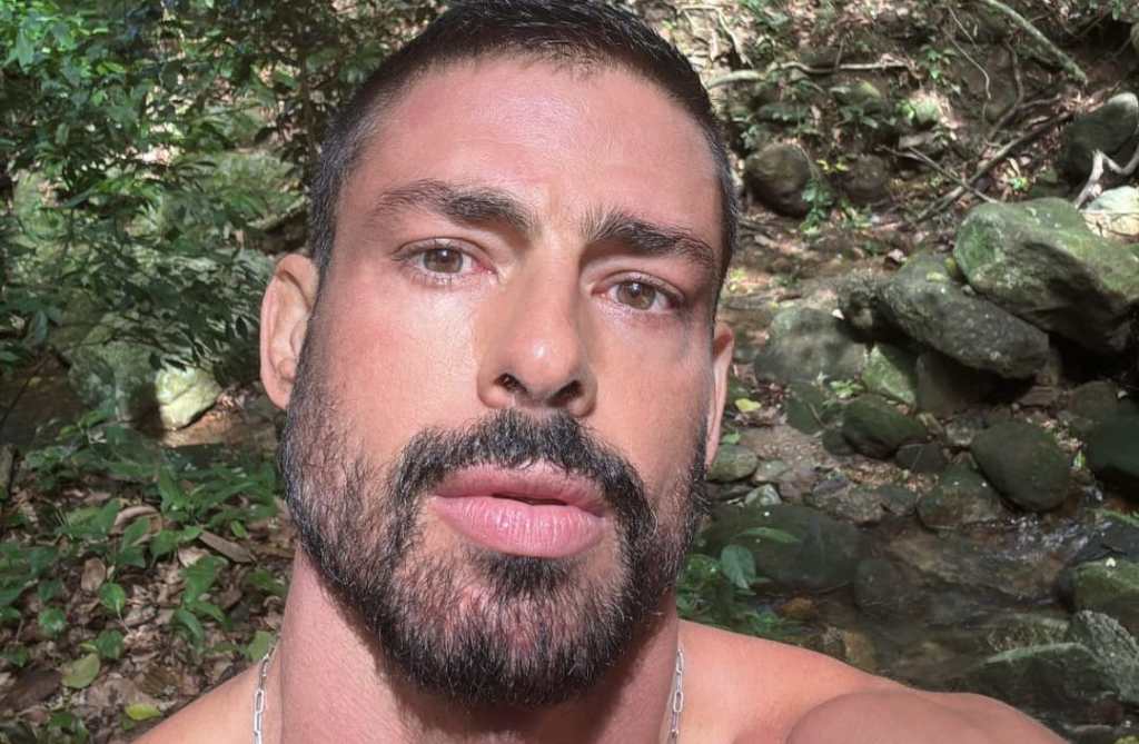 Cauã Reymond surpreende ao compartilhar técnica de respiração e abdômen na praia