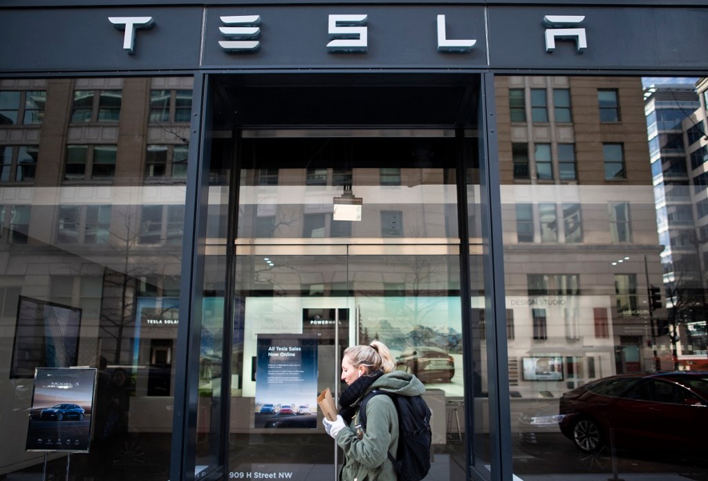 Ações da Tesla caem mais de 8% após troca de farpas entre Musk e Trump