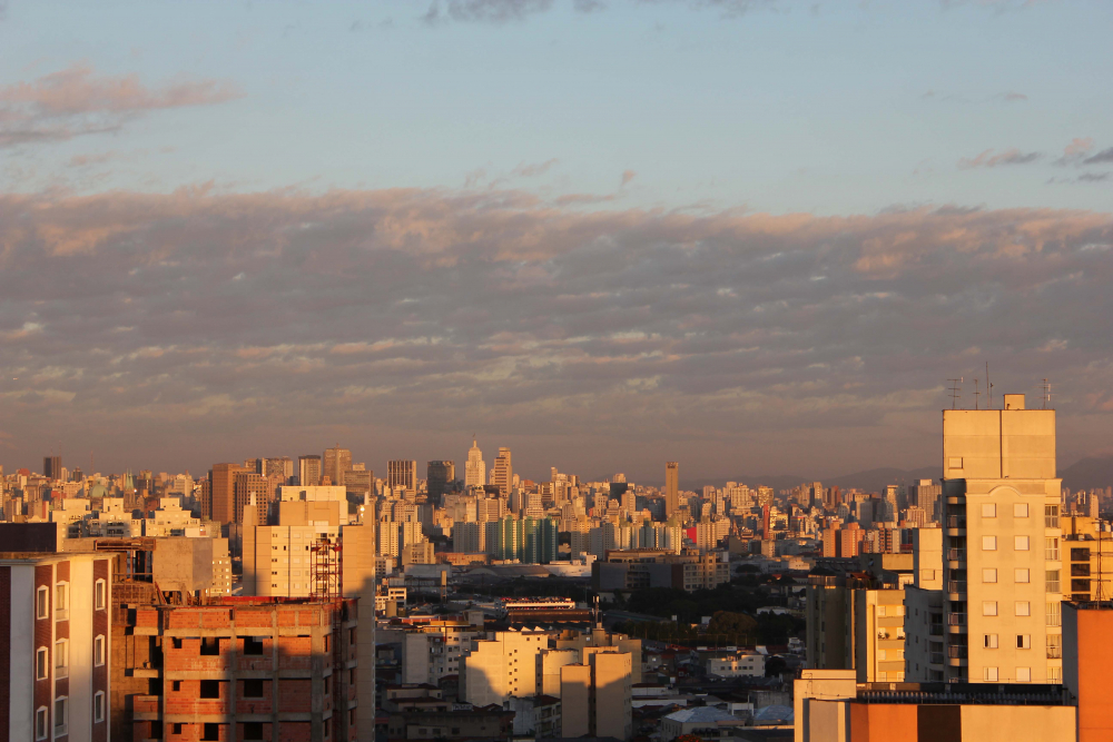 Temperaturas devem cair em São Paulo com a chegada da primeira onda de frio nesta terça-feira