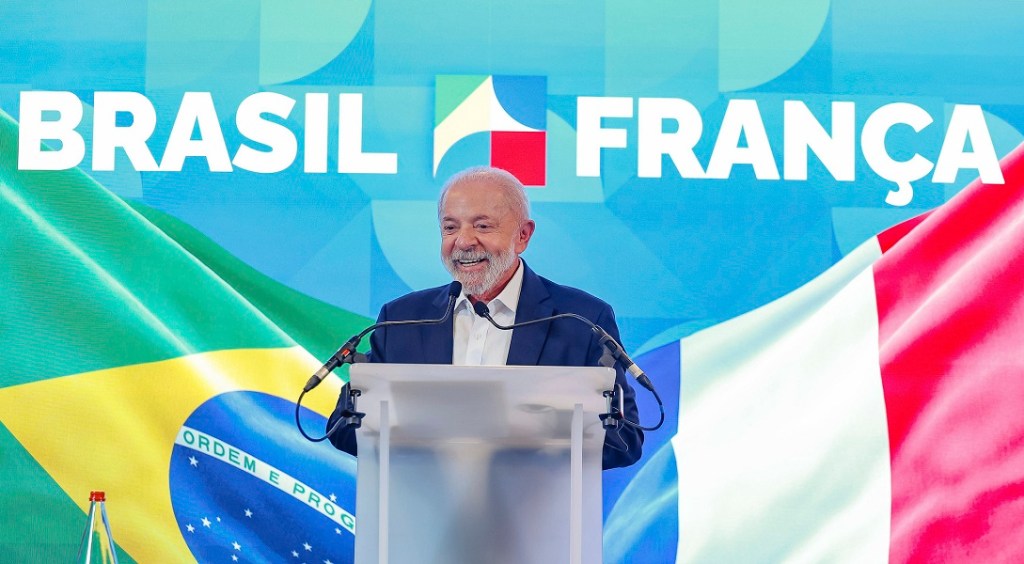 Lula cumpre últimos compromissos na França e retorna ao Brasil nesta segunda