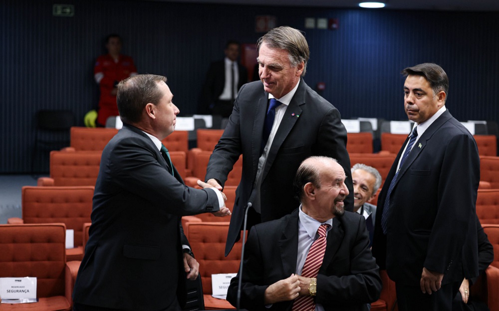Bolsonaro cumprimenta Cid no STF