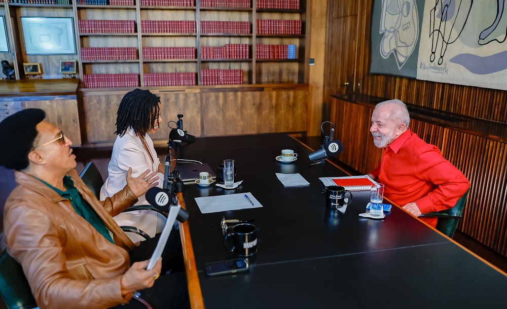 Lula participa da gravação do podcast Mano a Mano, apresentado pelo rapper Mano Brown