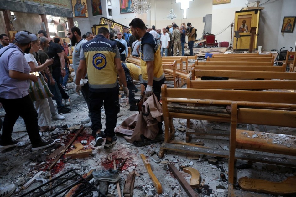 Equipes de resgate atuam no local do atentado suicida na Igreja Mar Elias, nos arredores de Damasco