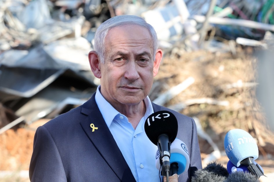 Rehovot (Israel), 20/06/2025. — O primeiro-ministro de Israel, Benjamin Netanyahu, faz um pronunciamento durante visita ao Instituto Weizmann de Ciência, atingido por mísseis iranianos na cidade central de Rehovot, Israel, em 20 de junho de 2025. Irã e Israel trocam ataques desde que Israel lançou mísseis contra o Irã em 13 de junho de 2025.