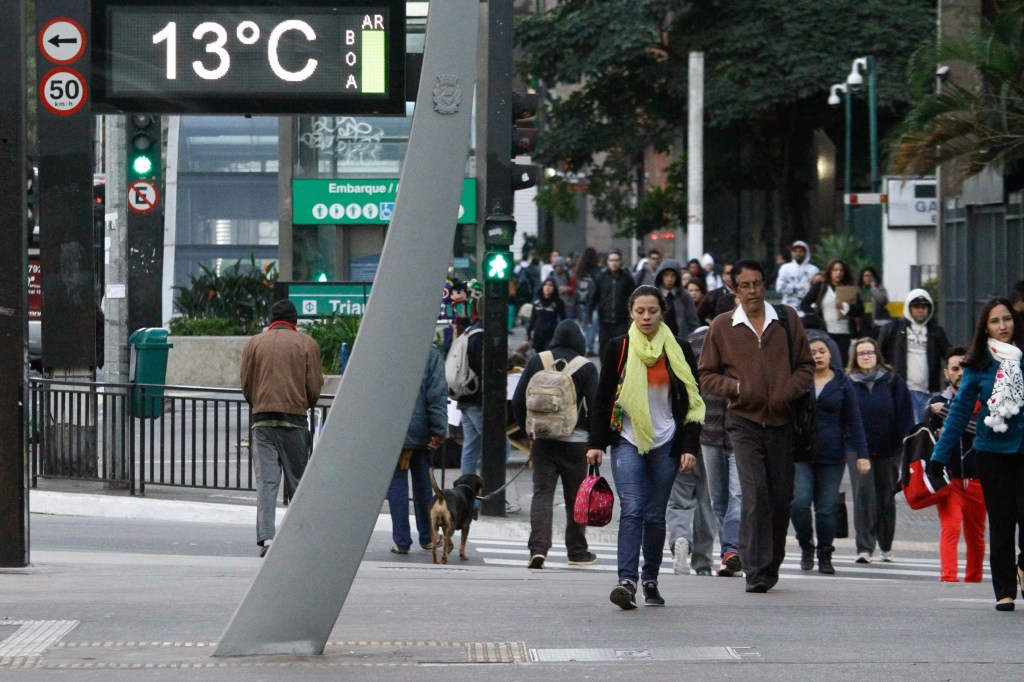 Frente fria em São Paulo deve provocar chuvas intensas e rajadas de vento nesta terça-feira 
