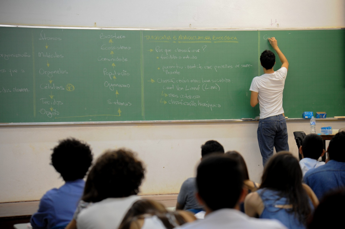Professores agora têm limite de faltas injustificadas; entenda nova regra