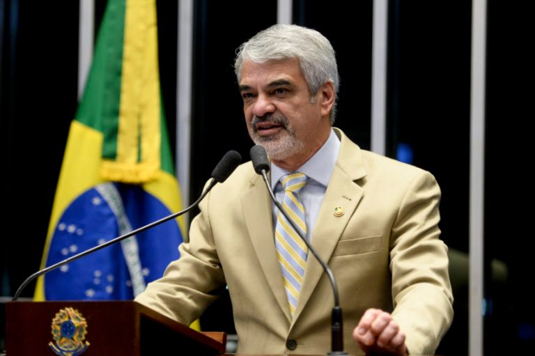 Parlamentar do PT discursa na tribuna do Senado