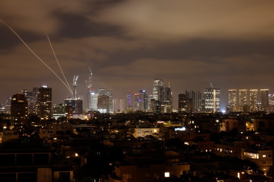 Sistemas de defesa aérea de Israel são ativados para interceptar mísseis iranianos sobre a cidade de Tel Aviv
