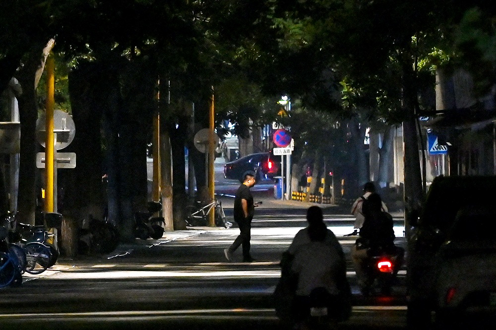 Veículo atropela pedestres em frente à escola em Pequim