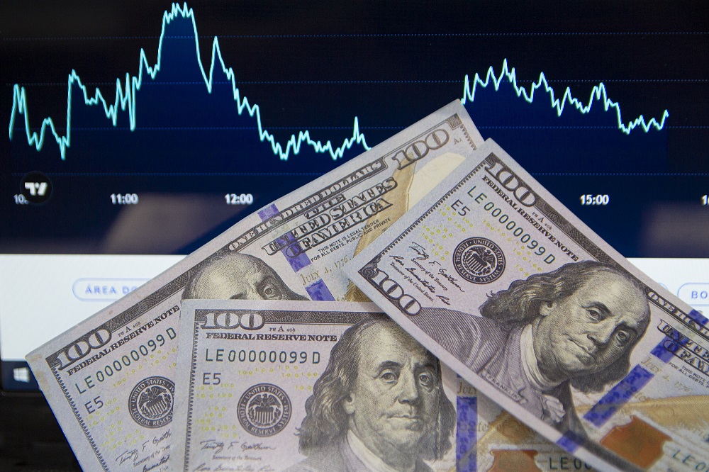 Dólar tem leve alta de olho em IOF; Ibovespa emenda 3º ganho e se reaproxima dos 138 mil pontos