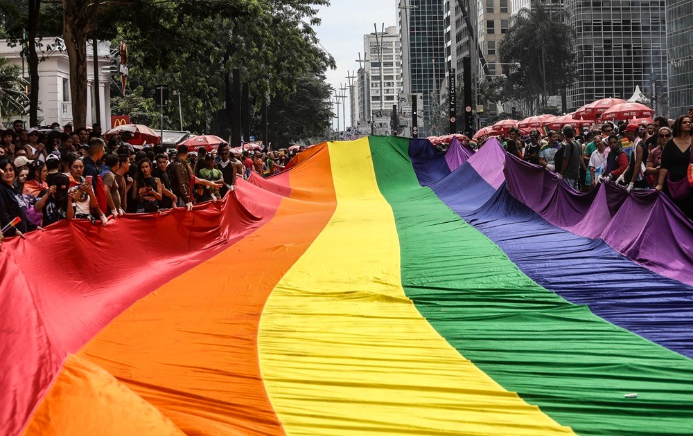 Governo britânico quer proibir ‘terapias de conversão’ de pessoas LGBT+