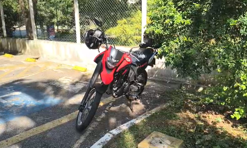 Moto roubada durante fuga de criminosos em São Paulo e recuperada pela polícia