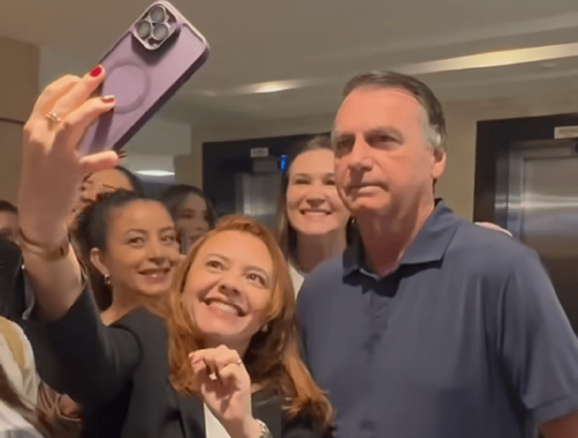 Jair Bolsonaro tira foto com apoiadores no hotel em que ficou hospedado em Goiânia