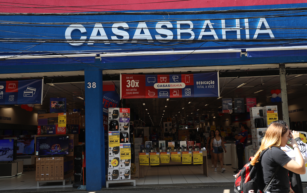 Casas Bahia tem prejuízo de R$ 10,1 bi, avalia pedir recuperação judicial e demite funcionários