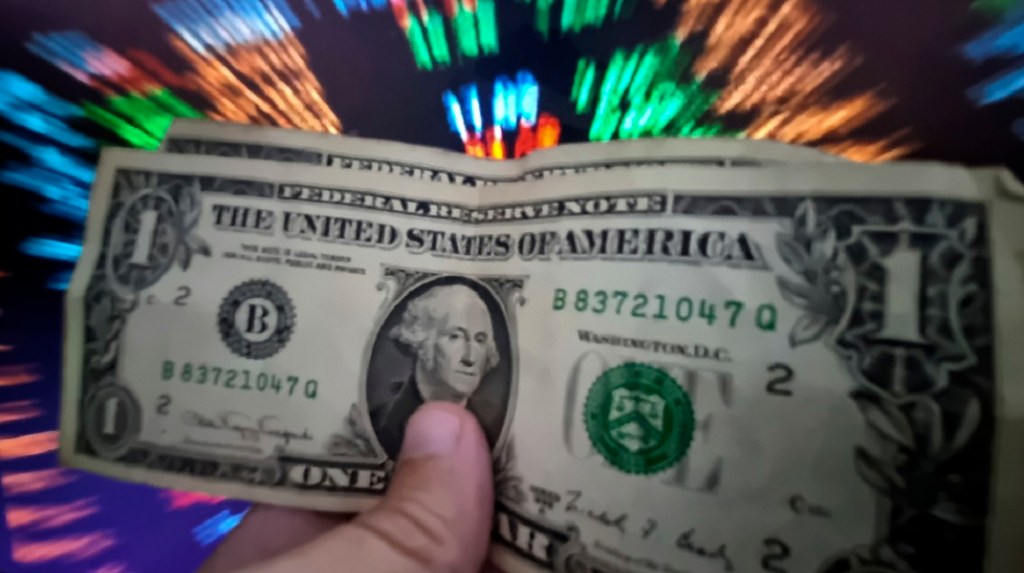 Dólar fecha perto dos R$ 6,00 após Trump elevar pressão sobre a China; Ibovespa fecha em queda