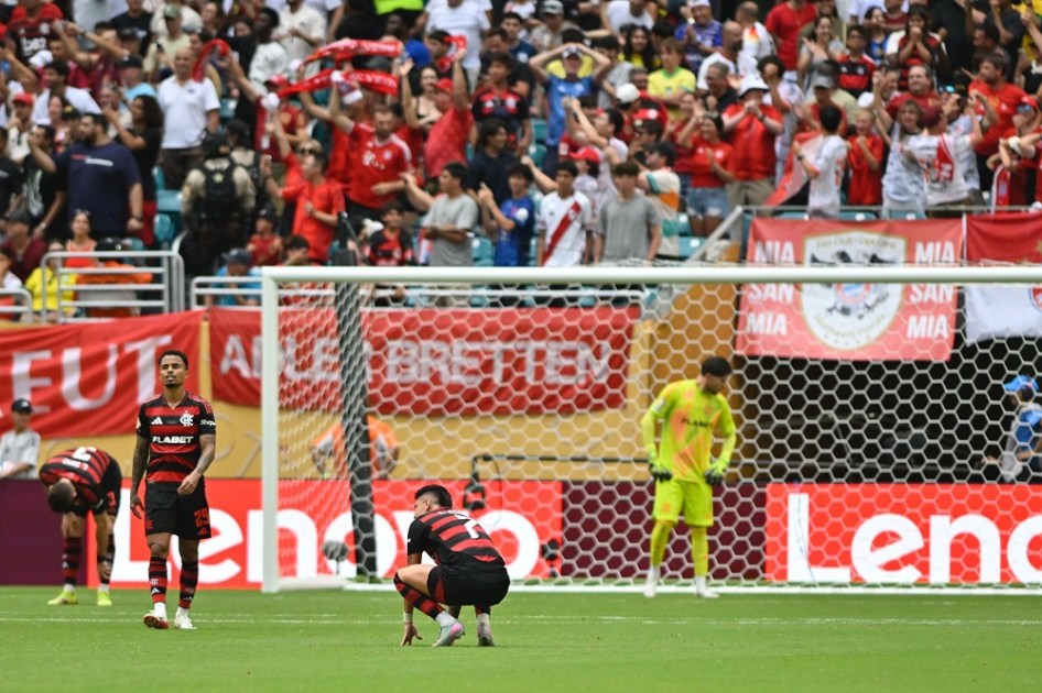 Jogadores do Flamengo lamentam o quarto gol marcado pelo Bayern de Munique