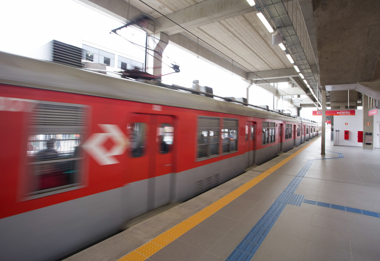 Ferroviários mantêm greve em três linhas de trem de SP