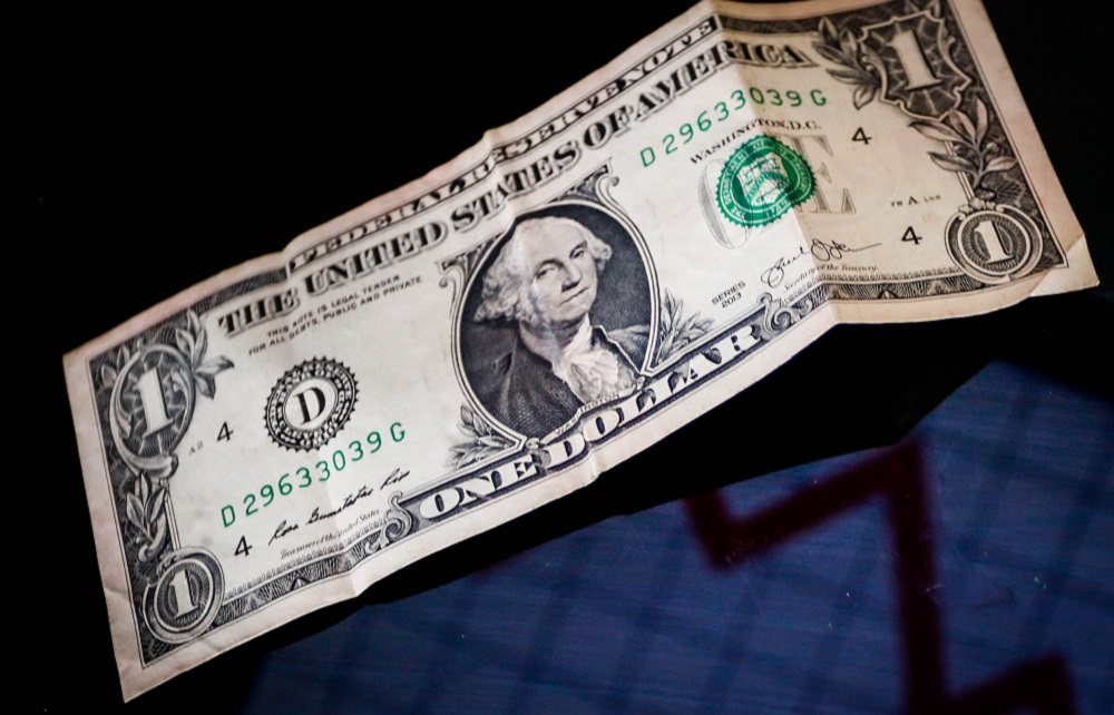 Dólar tem leve queda e fecha dia cotado a R$ 5,56; Ibovespa cai ao menor nível em um mês
