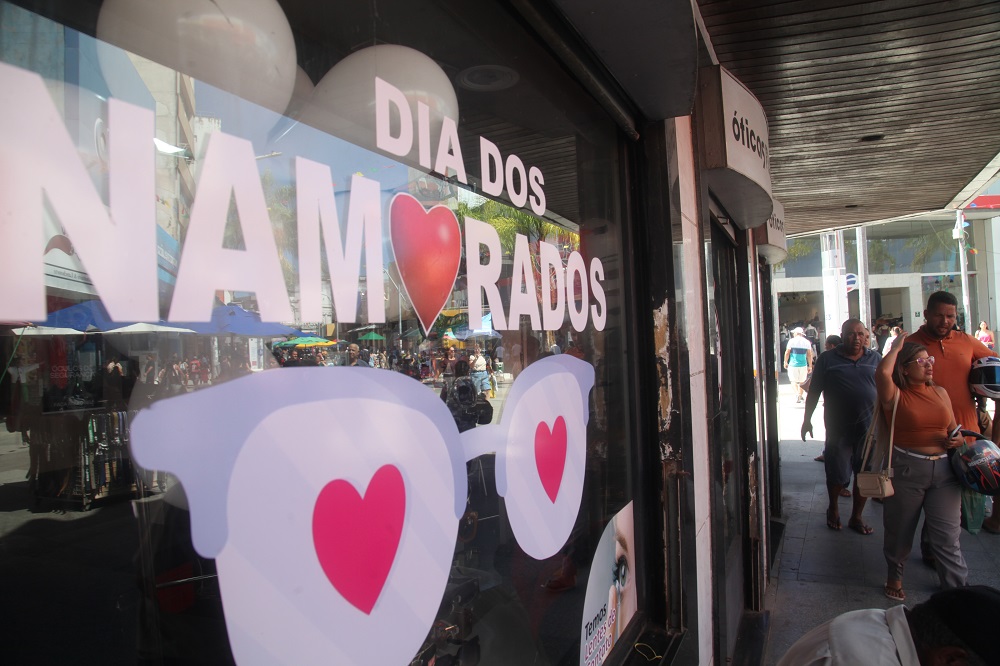 86% dos brasileiros em relacionamento vão presentear no Dia dos Namorados