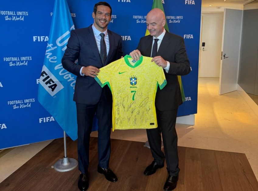 Samir Xaud, presidente da CBF, presenteia Gianni Infantino, presidente da Fifa,. com camisa da seleção brasileira durante encontro nos EUA