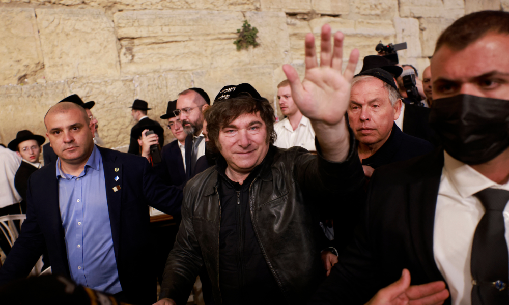 O presidente da Argentina, Javier Milei, acena durante visita ao Muro das Lamentações, na Cidade Velha de Jerusalém, em 9 de junho de 2025. (Foto: Menahem Kahana / AFP)