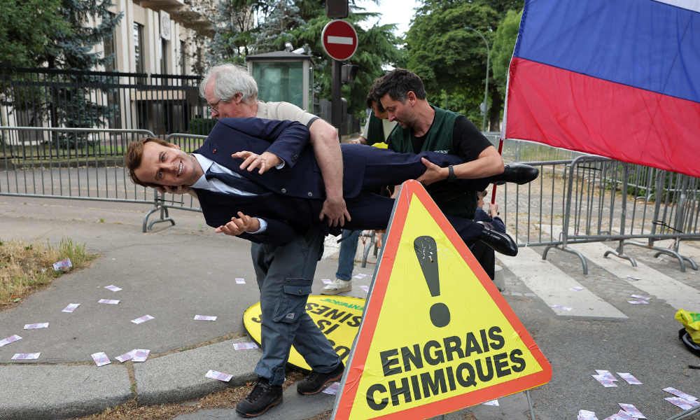 Ativistas ambientais do Greenpeace instalaram uma estátua de cera do presidente francês Emmanuel Macron — que, segundo eles, foi roubada do Museu Grévin — durante um protesto contra as importações francesas de gás e fertilizantes da Rússia, em frente à Embaixada Russa em Paris, em 2 de junho de 2025. (Foto de Thomas SAMSON / AFP)
