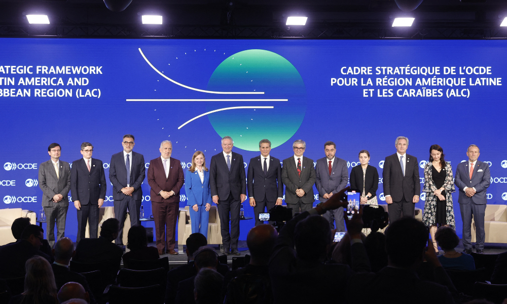 Participantes do marco estratégico da OCDE para a região da América Latina e Caribe (ALC) posam para foto antes de uma sessão realizada como parte da reunião do Conselho Ministerial da OCDE, na sede da organização em Paris, em 3 de junho de 2025. (Foto de GEOFFROY VAN DER HASSELT / AFP)