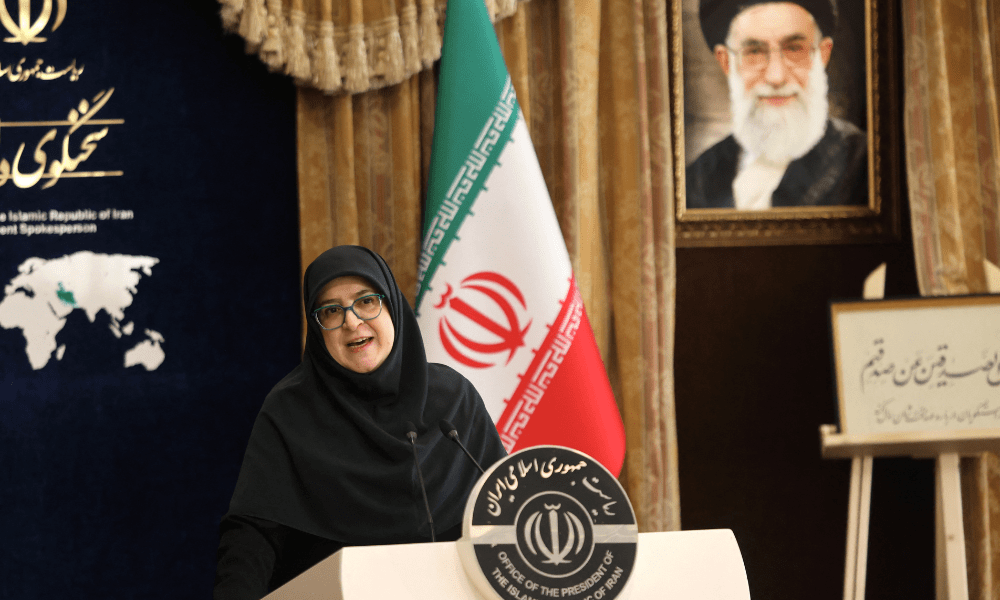A porta-voz do governo iraniano, Fatemeh Mohajerani, faz uma declaração durante uma coletiva de imprensa em Teerã, em 24 de setembro de 2024. (Foto de ATTA KENARE / AFP) Conteúdo relacionado