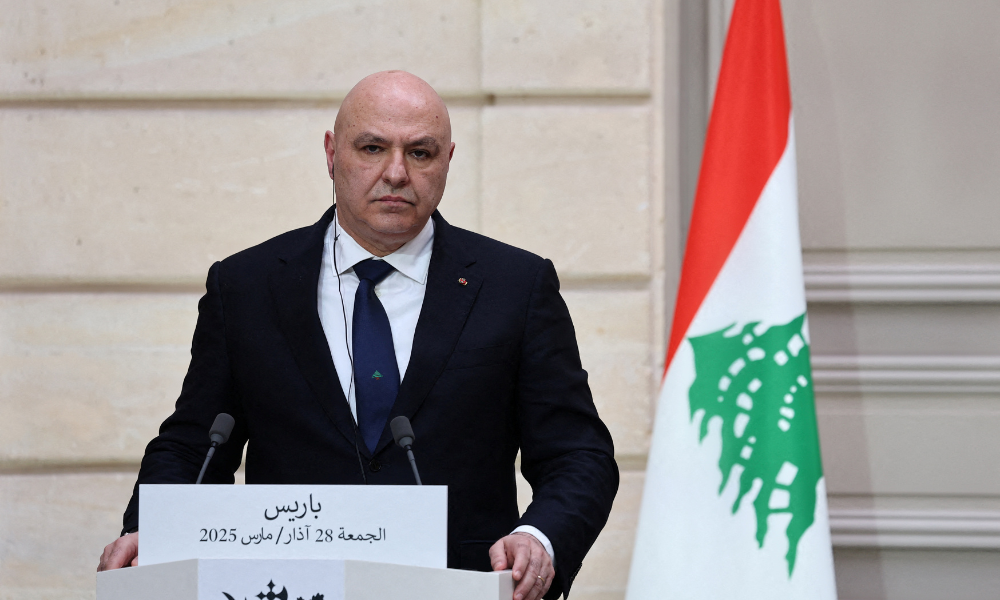 O presidente do Líbano, Joseph Aoun, participa de uma coletiva de imprensa após a reunião multilateral "Mediterrâneo Oriental – MEDOR", no Palácio Presidencial do Eliseu, em Paris, em 28 de março de 2025. (Foto de Sarah Meyssonnier / POOL / AFP)