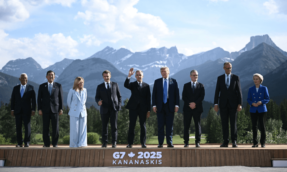 O presidente do Conselho Europeu, Antonio Costa, o primeiro-ministro japonês, Shigeru Ishiba, a primeira-ministra italiana, Giorgia Meloni, o presidente francês, Emmanuel Macron, o primeiro-ministro canadense, Mark Carney, o presidente dos EUA, Donald Trump, o primeiro-ministro britânico, Keir Starmer, o chanceler alemão, Friedrich Merz, e a presidente da União Europeia, Ursula von der Leyen, posam para uma foto de família durante a Cúpula do Grupo dos Sete (G7), no campo de golfe Kananaskis Country, em Kananaskis, Alberta, Canadá, em 16 de junho de 2025. (Foto de Brendan SMIALOWSKI / AFP)