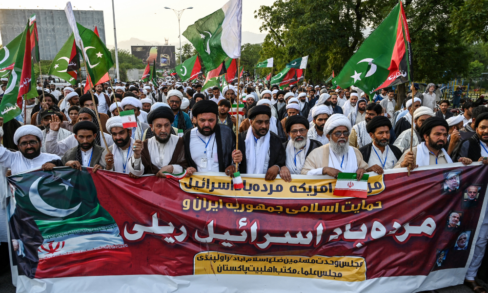 Muçulmanos xiitas do Majlis Wahdat-e-Muslimeen (MWM) marcham durante um protesto anti-Israel em Islamabad, em 17 de junho de 2025, em meio ao conflito entre Israel e o Irã. (Foto de Aamir QURESHI / AFP)