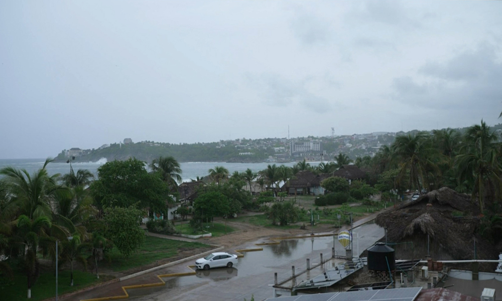 Esta captura de tela de um vídeo da AFPTV mostra a popular cidade turística de Puerto Escondido enquanto o furacão Erick se aproxima da costa do Pacífico mexicano como uma poderosa tempestade de categoria 3 no estado de Oaxaca, México, em 18 de junho de 2025. O furacão Erick avançou sobre a costa do Pacífico mexicano na quarta-feira, tendo se fortalecido para uma poderosa tempestade de categoria 3, informou o Centro Nacional de Furacões dos EUA, alertando sobre inundações potencialmente fatais. (Foto de Carlo ECHEGOYEN / AFPTV / AFP)