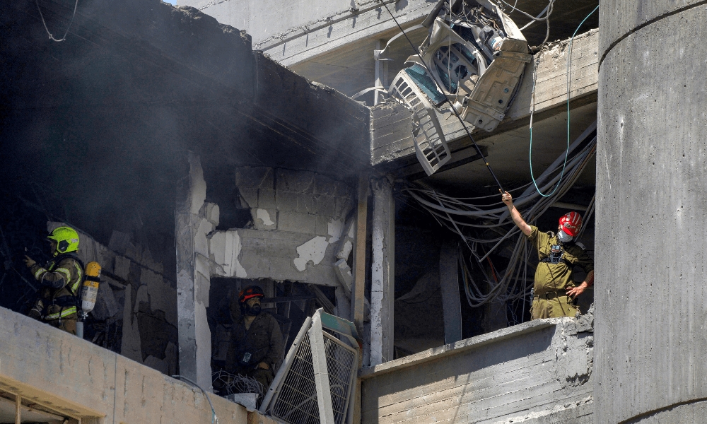 Equipes de emergência inspecionam um prédio gravemente danificado no Hospital Soroka, em Bersheba, no sul de Israel, após um ataque com mísseis iranianos em 19 de junho de 2025. Um hospital no sul de Israel foi atingido por uma barragem de "dezenas" de mísseis iranianos em 19 de junho, disseram autoridades, enquanto outro impacto foi relatado pelos serviços de emergência na região de Tel Aviv. (Foto de MAYA LEVIN / AFP)