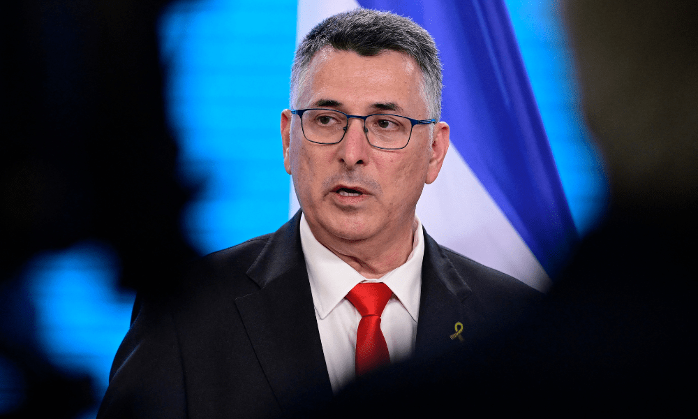 O Ministro das Relações Exteriores de Israel, Gideon Sa'ar, participa de uma coletiva de imprensa conjunta com o Ministro das Relações Exteriores da Alemanha no Ministério das Relações Exteriores em Berlim, em 5 de junho de 2025. (Foto de John MACDOUGALL / AFP)