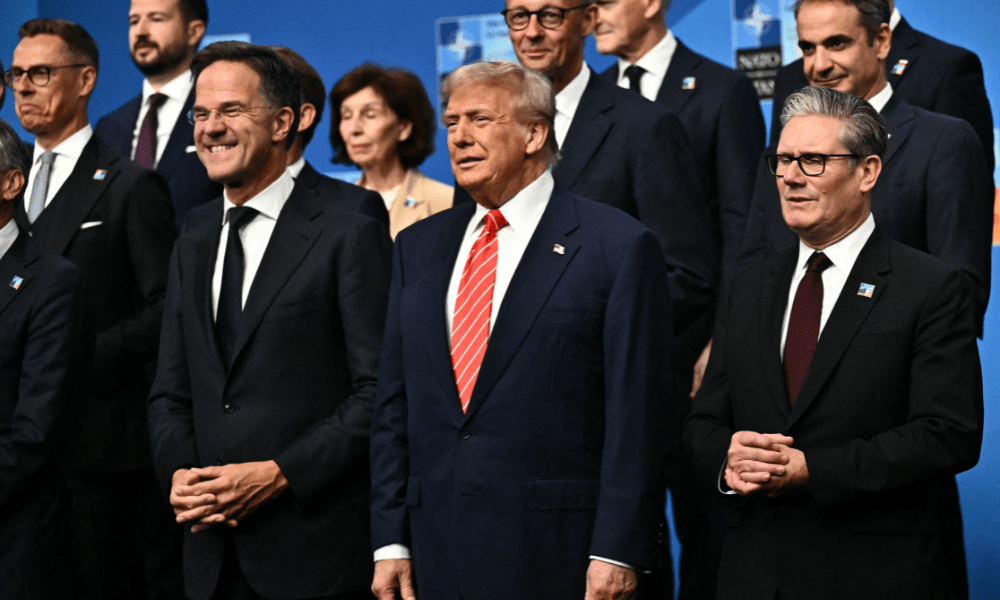 O Secretário-Geral da OTAN, Mark Rutte, o Presidente dos EUA, Donald Trump, e o Primeiro-Ministro britânico, Keir Starmer, posam com os líderes dos países da OTAN para uma foto de família durante a cúpula de Chefes de Estado e de Governo da Organização do Tratado do Atlântico Norte (OTAN) em Haia, em 25 de junho de 2025. Os líderes da OTAN realizam uma cúpula de dois dias nos dias 24 e 25 de junho em Haia. (Foto de Ben STANSALL / AFP)