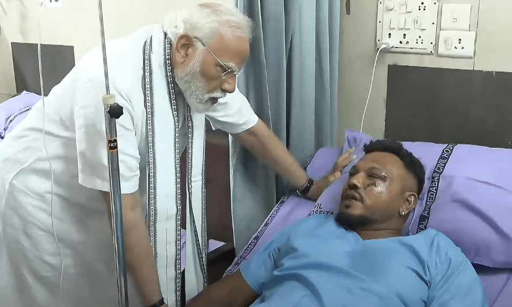 TOP SHOT - Esta captura de tela de um vídeo gravado e divulgado pelo canal Narendra Modi no YouTube em 13 de junho de 2025 mostra o primeiro-ministro indiano, Narendra Modi (E), reunindo-se com Vishwash Kumar Ramesh, único sobrevivente do acidente do voo 171 da Air India, em um hospital em Ahmedabad. Equipes de resgate com cães farejadores vasculharam o local do acidente, em 13 de junho, do jato de passageiros com destino a Londres, que se chocou contra uma área residencial da cidade indiana de Ahmedabad, matando pelo menos 265 pessoas a bordo e em solo. (Foto de NARENDRA MODI YOUTUBE CHANNEL / AFP) / -----NOTA DO EDITOR --- USO RESTRITO AO EDITORIAL - CRÉDITO OBRIGATÓRIO "AFP PHOTO / NARENDRA MODI YOUTUBE CHANNEL" - SEM MARKETING - SEM CAMPANHAS PUBLICITÁRIAS - DISTRIBUÍDO COMO UM SERVIÇO AOS CLIENTES