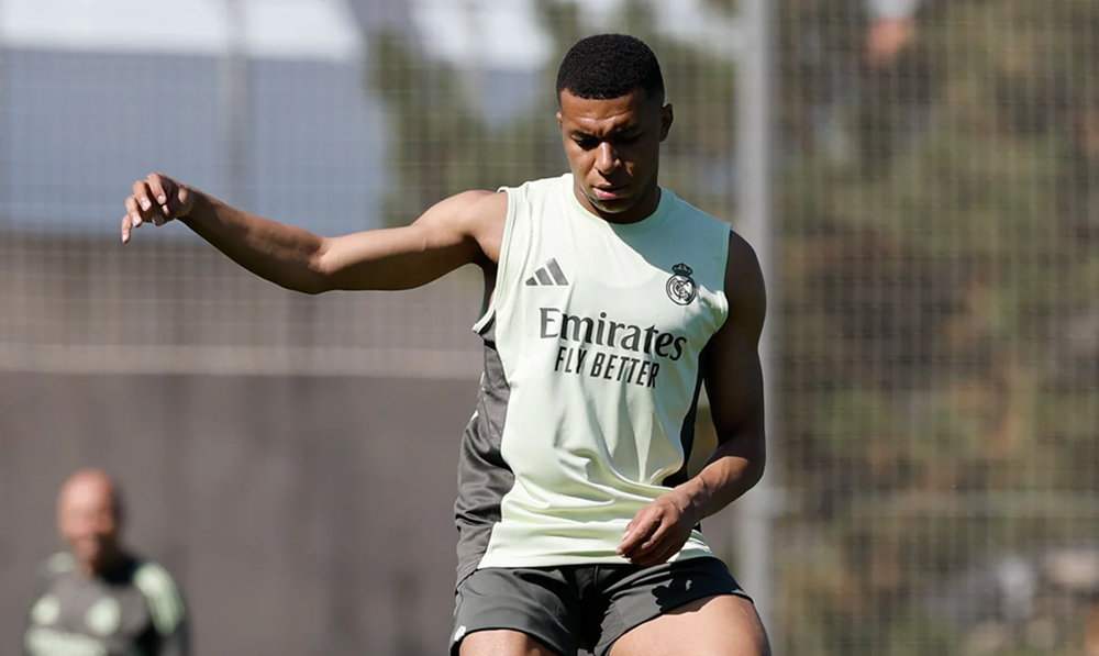 Mbappé deixa hospital e retorna ao Real Madrid após gastroenterite