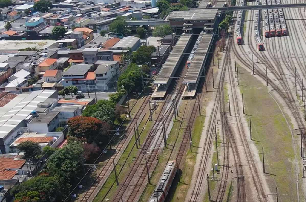 Passageiro cai em vão entre porta do trem e a plataforma de estação em SP