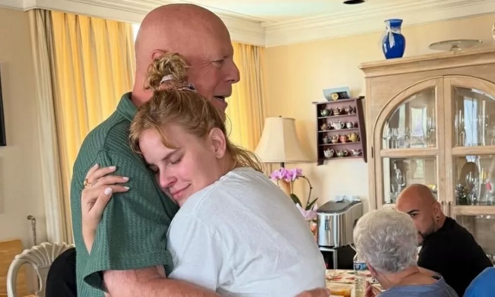 Filha de Bruce Willis é criticada por postar foto com o pai, que está com demência