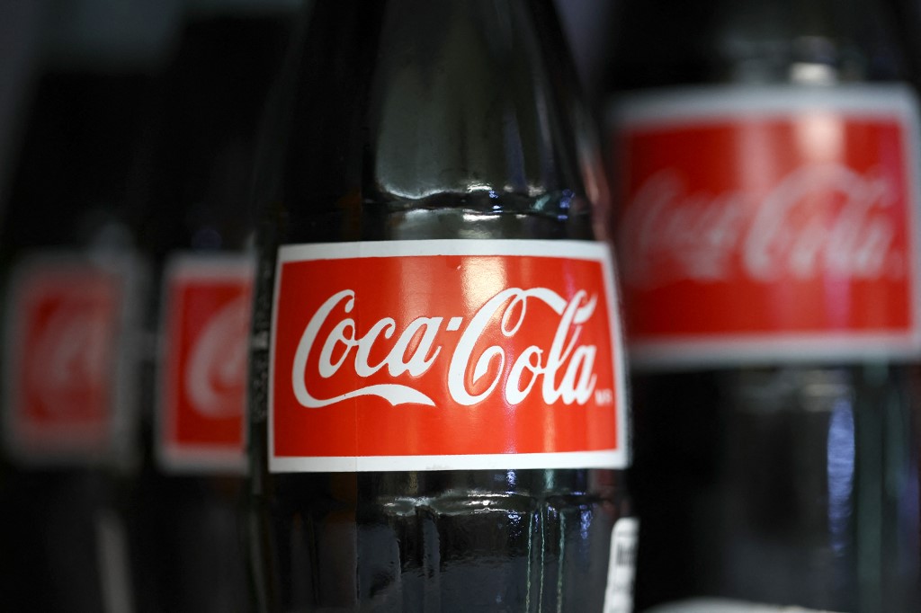 Após pedido de Trump, Coca-Cola anuncia versão do refrigerante com açúcar dos EUA