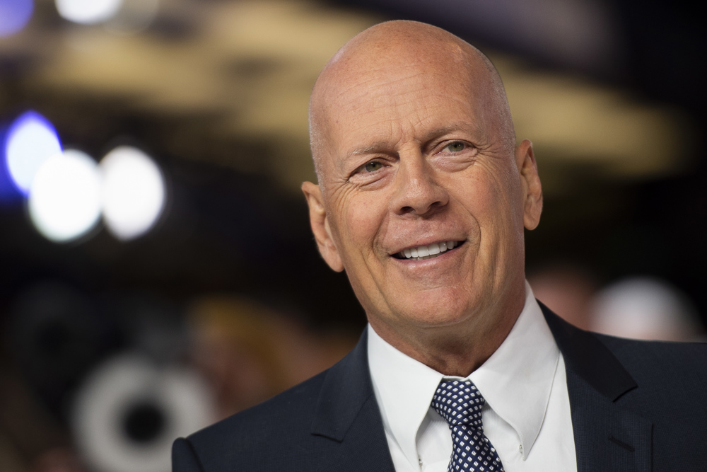 Bruce Willis tem piora em quadro de demência e não consegue mais falar, ler ou andar